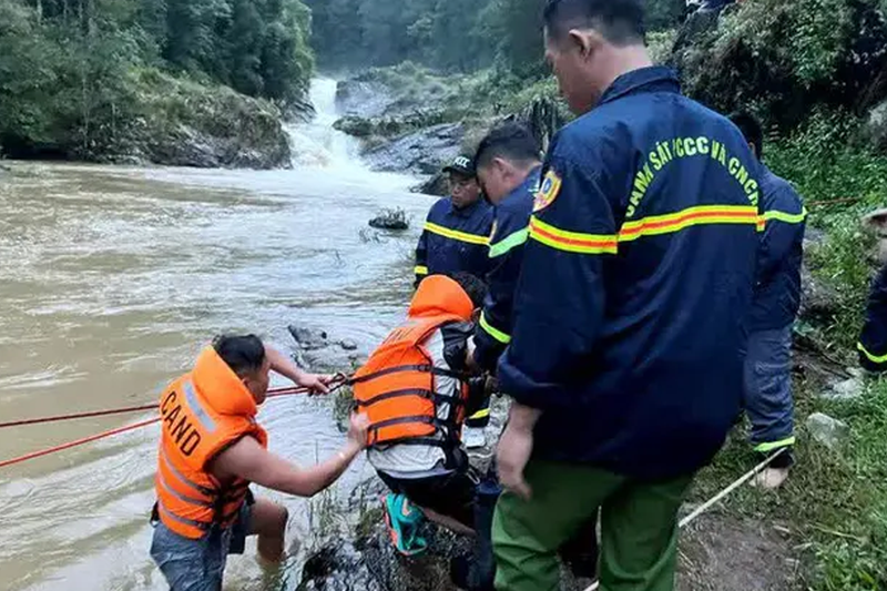 Giải cứu 10 người mắc kẹt trong rừng do lũ dữ ở Lâm Đồng